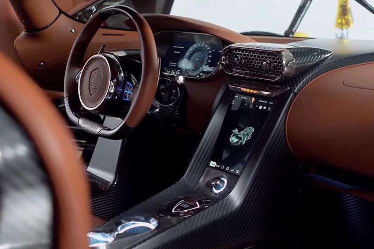 Koenigsegg định vị Regera là mẫu "siêu xe sang trọng" nên nội thất được thiết kế để mang lại trải nghiệm thoải mái nhất cho chủ nhân. Nội thất trên chiếc Regera xuất hiện tại Việt Nam sở hữu tông màu nâu sáng, kết hợp với sợi carbon mờ. Vô lăng xe được thiết kế dạng D-cut, tích hợp các nút bấm đa phương tiện, nâng/hạ gầm và ga tự động Cruise Control.