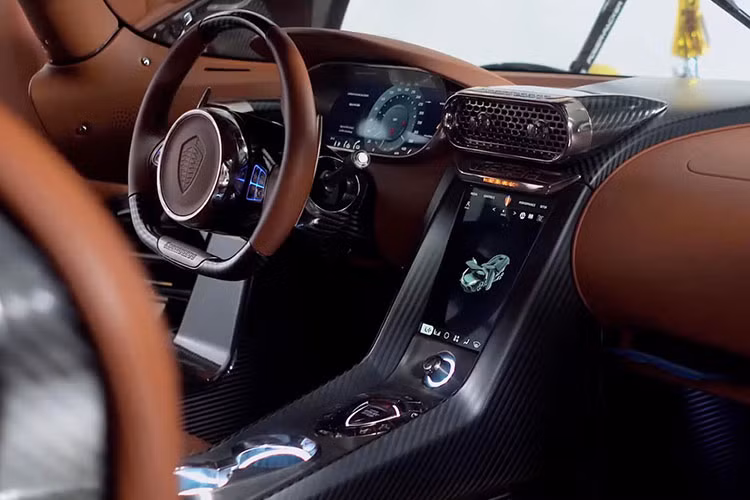Koenigsegg định vị Regera là mẫu "siêu xe sang trọng" nên nội thất được thiết kế để mang lại trải nghiệm thoải mái nhất cho chủ nhân. Nội thất trên chiếc Regera xuất hiện tại Việt Nam sở hữu tông màu nâu sáng, kết hợp với sợi carbon mờ. Vô lăng xe được thiết kế dạng D-cut, tích hợp các nút bấm đa phương tiện, nâng/hạ gầm và ga tự động Cruise Control.