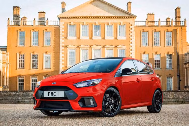 Bên cạnh thân xe màu đỏ, ấn bản đặc biệt này còn sở hữu cặp la-zăng hợp kim đen bóng 19 inch, kẹp phanh màu xám, trần xe đen, cánh gió sau và chụp gương chiếu hậu độc đáo, lạ mắt. Tất cả đều phủ màu đen-xám đối lập với tông màu đỏ chủ đạo.