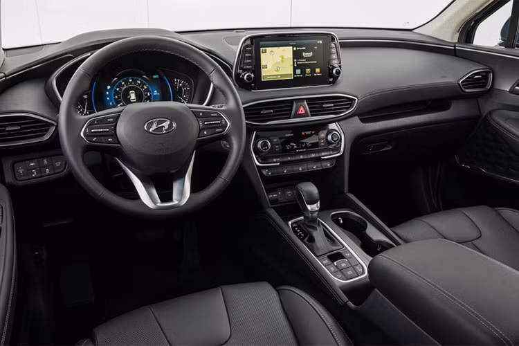 Chưa rõ nội thất bên trong nhưng những trang bị hiện đại nhất của Hyundai (trừ Genesis) chắc chắn sẽ có mặt trên mẫu SUV cỡ lớn Palisade mới này, bao gồm cả hàng ghế thứ 2 có thể trượt bằng 1 nút bấm để thuận tiện cho hàng nghế thứ 3 với 3 chỗ ngồi cho cả người lớn.