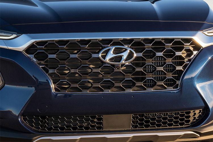 Những hình ảnh rò rỉ cho thấy mẫu xe Hyundai Palisade sở hữu thiết kế vuông vắn, mạnh mẽ, cụm đèn pha mắt hí và lưới tản nhiệt kiểu cách.