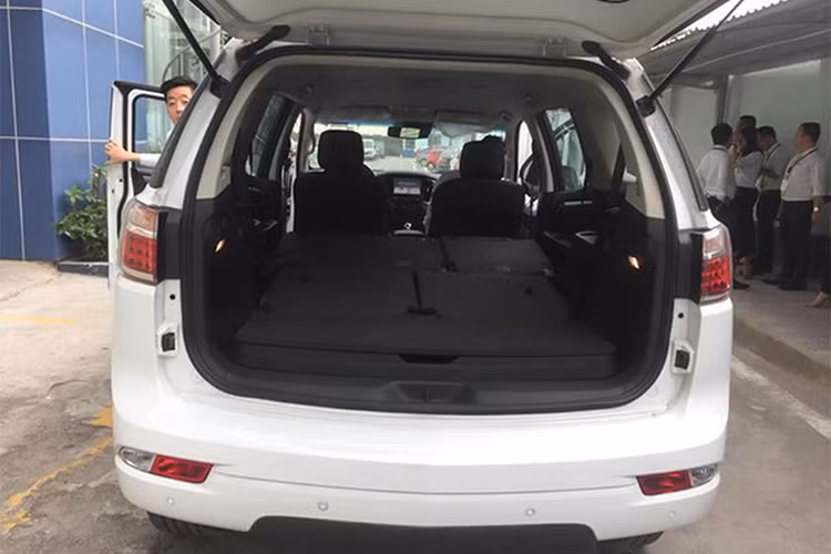 Toàn bộ 7 chỗ ngồi trên xe được bố trí theo phong cách ghế ngồi trong nhà hát, mang đến cho hành khách ngồi ở hàng thứ 2 và 3 tầm nhìn bao quát hơn. ác tính năng khác bao gồm công điện tử, hệ thống định vị, nhận dạng giọng nói, theo dõi áp suất lốp, cảm biến gạt mưa, đèn pha tự động, camera lùi, cảm biến đỗ xe, khởi động máy từ xa...