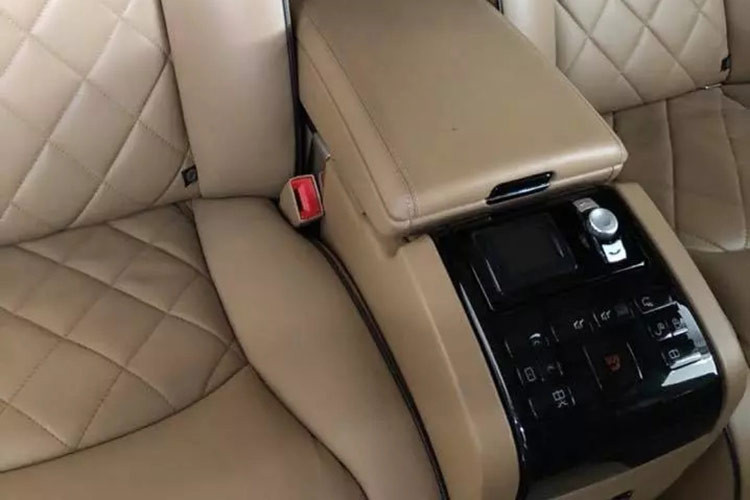 Hàng ghế phía sau còn có chức năng đỡ chân tĩnh điện, bộ ly mạ bạc cao cấp, hộc đựng rượu champagne và tủ lạnh nhỏ tuỳ theo trang bị của xe. Ghế trước và sau đều có chức năng massage. Trên vách ngăn của hàng ghế trước và sau sẽ được trang bị 2 màn hình giải trí cho các ông chủ.