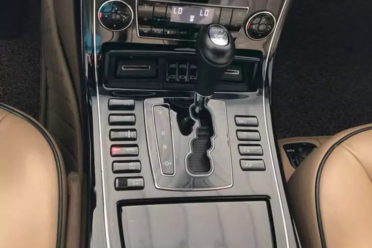 Gỗ ốp là loại dùng làm đàn Piano cùng các chi tiết kim loại sáng bóng. Dàn âm thanh Bose Surround Everywhere có 21 loa cho công suất 600W. Kiểm soát khí hậu bốn vùng Maybach. Maybach Zeppelin được trang bị động cơ V12, dung tích 6.0 lít, tăng áp kép nhưng có công suất tối đa 640 mã lực,mô-men xoắn cực đại của Maybach Zeppelin là 1.000 Nm.