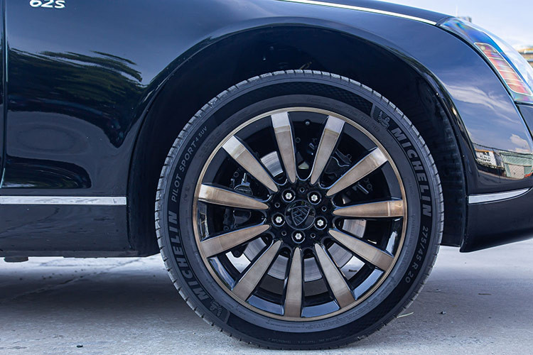 Sau cùng, bộ mâm 20 inch hoàn thành với màu sơn mờ cũng là đặc điểm dễ nhận ra ở ngoại hình của chiếc xe siêu sang Maybach Zeppelin.