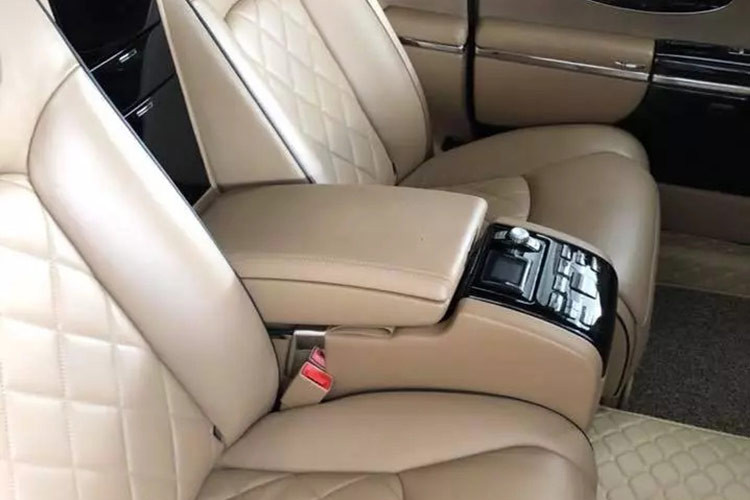 Mọi thao tác trên màn hình này từ việc mở nguồn, chỉnh các video đều thực hiện qua một remote trang bị theo xe. Khoang tài xế và khoang ông chủ còn được trang bị một điện thoại nội bộ để tiện liên lạc, điện thoại này được đặt ở khoang lái.