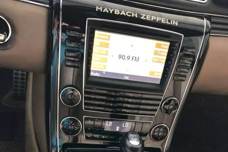 Có tất cả 7 nút bấm được trang bị cho chiếc Maybach Zeppelin để chỉnh rèm cửa 2 bên, phía sau cũng như rèm che vách ngăn bằng kính. Ngoài ra là các nút chỉnh nâng hạ kính của vách ngăn, chỉnh kính trên trần xe sang dạng đục, trong và cả lấy ánh nắng phía bên ngoài lọt vào cabin xe. 