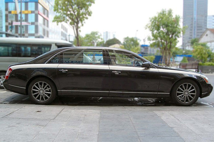 Maybach Zeppelin đã được trình làng với giới nhà giàu trên thế giới tại triển lãm Geneva 2009, và chỉ được sản xuất giới hạn ở con số 100 chiếc, đã thu hút nhiều sự quan tâm. Chỉ hai năm sau đó, ba chiếc Maybach Zeppelin đồng loạt cập cảng Việt Nam khiến không ít người yêu xe trong nước thích thú, choáng váng trước sự chịu chơi của các đại gia Việt.