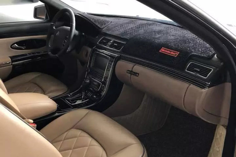 Maybach Zeppelin có tuỳ chọn vách ngăn bằng kính giữa hàng ghế phía trước và hàng ghế phía sau nhằm đảm bảo sự riêng tư. Việc tuỳ chỉnh nâng kính, kéo rèm hay cả điều chỉnh ghế của các ông chủ này đều được thực hiện qua các nút bấm. Bộ nút bấm này được đặt bên dưới bệ tỳ tay nằm chính giữa hai ghế ngồi kiểu thương gia của khoang hành khách.