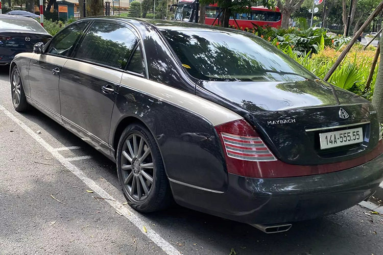 Thú vị hơn, chiếc xe siêu sang Maybach Zeppelin đeo biển số 14A-555.55 mới xuất hiện tại Hà Nội, hay còn đọc là ngũ quý 5. Siêu biển 14A-555.55 này từng rất hot trên mạng xã hội khi lực lượng chức năng tỉnh Quảng Ninh từng xử lý 1 thanh niên chỉnh sửa ảnh cavet biển số này bất hợp pháp, đăng lên mạng xã hội gây hoang mang.
