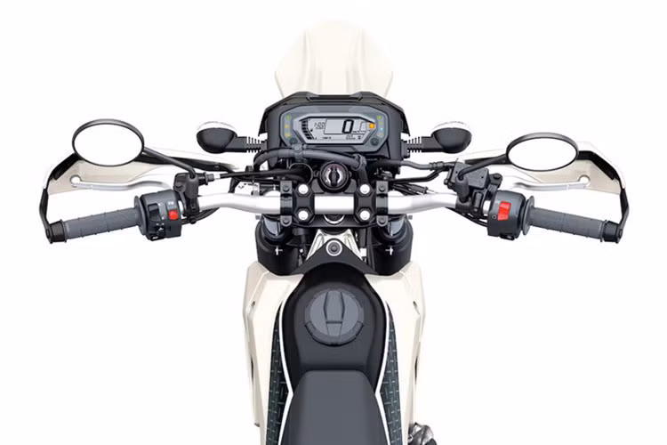 Ngoài ra, mẫu xe môtô Kawasaki KLX 230 Sherpa thế hệ mới còn được trang bị đầy đủ tấm chắn bảo vệ tay trong khi ở phiên bản tiêu chuẩn không có phụ kiện này.