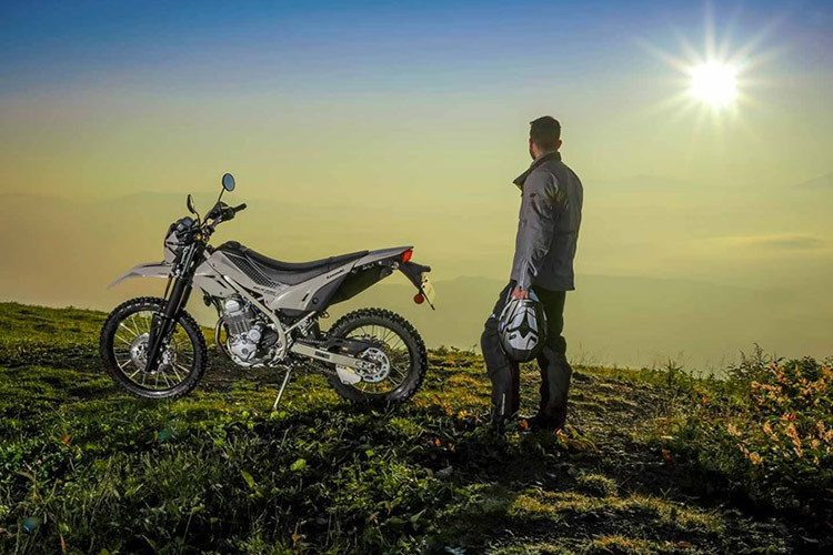 Khối động cơ này sản sinh công suất tối đa là 18 mã lực tại 8000 vòng/phút và mômen xoắn cực đại là 18Nm tại 6400 vòng/phút tương tự các dòng KLX230 khác trên thị trường. 