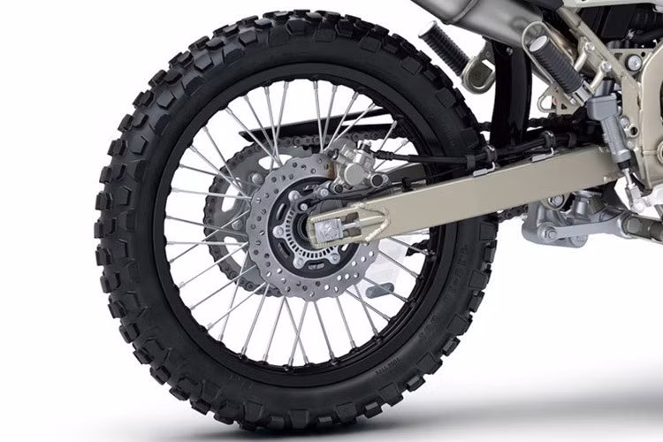 Về sức mạnh, Kawasaki KLX 230 Sherpa 2025 vẫn được trang bị khối động cơ xy lanh đơn dung tích 232cc loại SOHC, làm mát bằng không khí. 