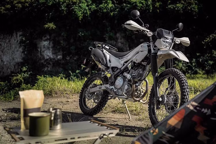 Vẫn dựa trên ADN thiết kế của dòng KLX 230 tiêu chuẩn, nhưng Kawasaki KLX 230 Sherpa 2025 mới được điều chỉnh một số trang bị và hướng tới một chiếc cào cào nhẹ nhàng hơn cho những chuyến đi offroad hạng vừa.