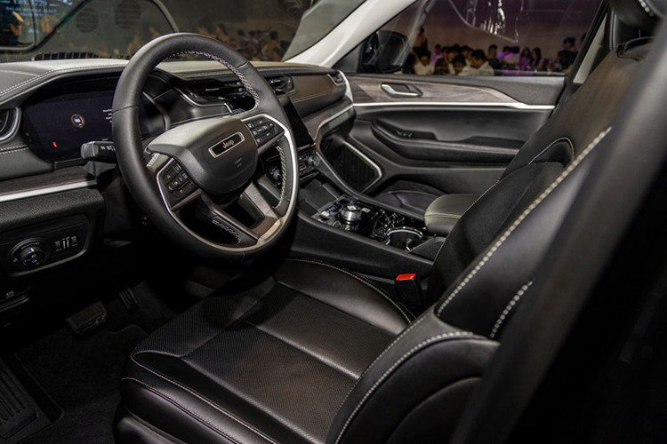 Tại thị trường Việt Nam, mẫu xe SUV Jeep Grand Cherokee này cũng đã từng bị gọi triệu hồi với số lượng 14 xe do có vấn về trụ lái có thể khiến xe mất lái và có thể làm tăng nguy cơ va chạm.