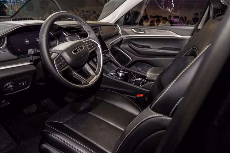 Tại thị trường Việt Nam, mẫu xe SUV Jeep Grand Cherokee này cũng đã từng bị gọi triệu hồi với số lượng 14 xe do có vấn về trụ lái có thể khiến xe mất lái và có thể làm tăng nguy cơ va chạm.