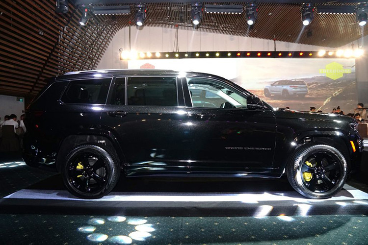 Xe được trang bị hơn 110 tính năng an toàn và bảo mật. Trong đó có thể kể đến là cụm tính năng hỗ trợ người lái tiên tiến nhất như tự động chỉnh làn, đèn HUD, camera quan sát ban đêm, hệ thống radar trước đầu xe có khả năng phát hiện vật thể (người đi bộ, động vật) từ khoảng cách 200 m, kể cả trong bóng tối.