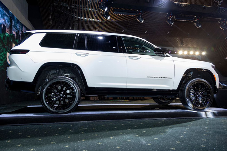 Cụ thể, mẫu xe SUV Jeep Grand Cherokee thời gian qua liên tiếp có các vụ triệu hồi, kể từ tháng 3/2023 đến nay, Jeep đã 7 lần phải triệu hồi các mẫu SUV này vì các lỗi như cảm biển trục khuỷu, hệ thống lái, nguy cơ rơi lò xo giảm xóc... hay đơn giản như vì móc neo ghế trẻ em không đúng kỹ thuật.