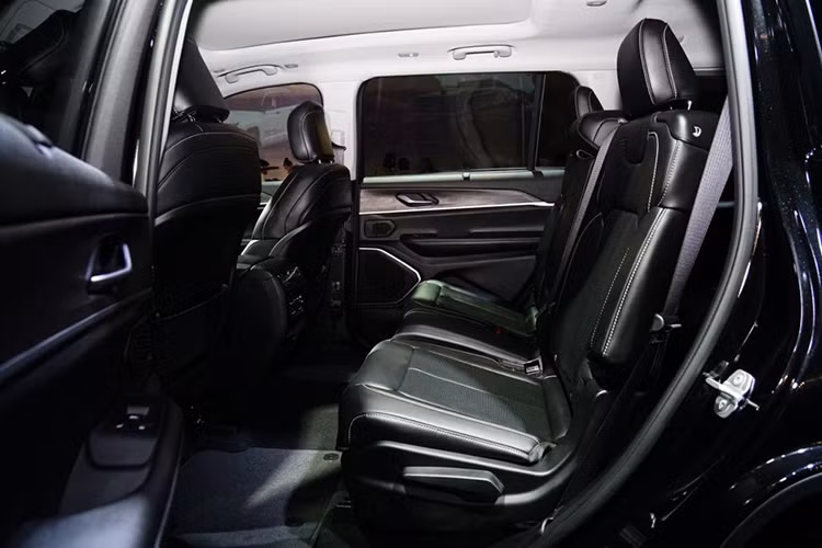 Sau khi được giới thiệu vào cuối năm 2022, mẫu Jeep Grand Cherokee L vừa có thêm các phiên bản giới hạn: Limited, Summit, Sport Edition và Black Edition bên cạnh phiên bản Summit Reserve (6 chỗ) cao cấp nhất đã có mặt tại Việt Nam.