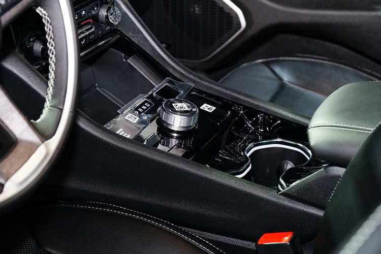 Các phiên bản mới được giới thiệu trong sự kiện ngày 19/12 vừa qua tại TP. HCM, mức giá xe Jeep Grand Cherokee L 2023 bán ra từ 6,188 dến 6,988 tỷ đồng. Theo thông báo từ nhà phân phối JVA, Grand Cherokee L mới có khác biệt lớn nhất là ở hữu 3 hàng ghế với 7 chỗ thay vì 6 chỗ như trước.