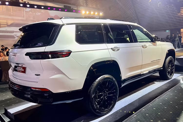 Tổng cộng có 4.853 chiếc Jeep Grand Cherokee bị triệu hồi trên toàn cầu trong đợt này. Trước đó vào tháng 10/2023 vừa qua, Jeep cũng triệu hồi hơn 100.000 chiếc Grand Cherokee do hệ thống đèn hậu, bao gồm cả đèn phanh, có thể không hoạt động dẫn đến nguy cơ tai nạn.