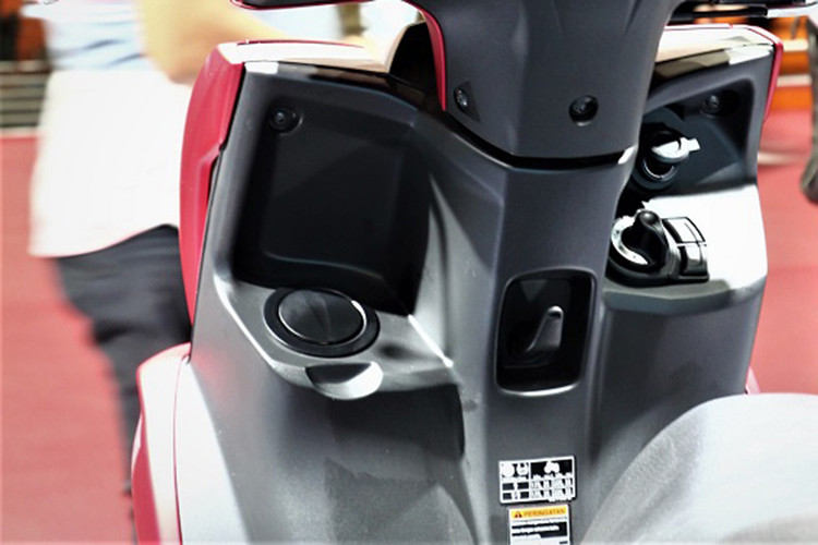 Sàn để chân của Yamaha FreeGo 2018 mới rộng rãi hơn Yamaha NVX nhờ bố trí bình xăng và nắp đổ xăng giống với mẫu Grande. Ổ khóa của xe được chia làm hai loại là khóa từ 4 trong 1 trên bản tiêu chuẩn và Smart Key trên bản S, bên cạnh đó là ổ cắm usb cho các thiết bị di động.