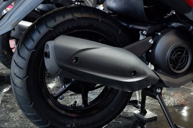 Hệ thống treo sau của xe là giảm xóc lò xo trụ, giảm chấn thủy lực, vành sau của xe cũng là vành đúc 12 inch, đi kèm lốp 110/90. Đáng tiếc là phanh sau vẫn sử dụng phanh tang trống truyền thống.