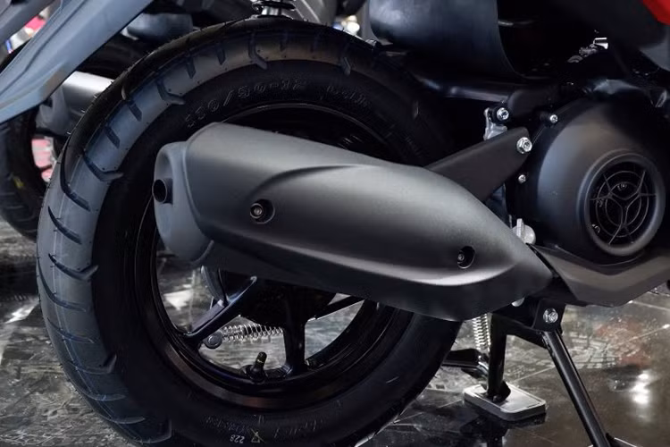 Hệ thống treo sau của xe là giảm xóc lò xo trụ, giảm chấn thủy lực, vành sau của xe cũng là vành đúc 12 inch, đi kèm lốp 110/90. Đáng tiếc là phanh sau vẫn sử dụng phanh tang trống truyền thống.