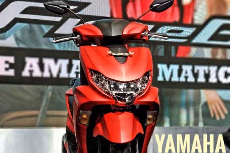 Ở phần đầu xe, mặt nạ có thiết kế bắt mắt với thiết kế lớn, điểm nhấn trên mặt nạ chính là cụm đèn pha LED tích hợp đèn định vị. Trong khi đó cặp đèn xinhan trước cũng được bố trí ở yếm xe tương tự như Yamaha NVX.