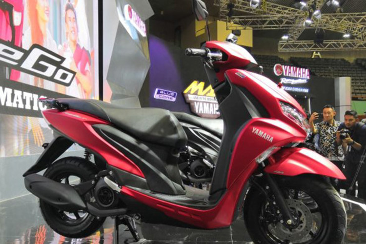 Cùng mang phong cách xe ga thể thao, Yamaha FreeGo 125 mới lại sở hữu ngoại hình khá tương đương với người anh em NVX. Tuy nhiên thiết kế của mẫu FreeGo mới có phần mềm mại, ít góc cạnh với thân xe khá bầu bĩnh và tròn trịa tương tự như mẫu Yamaha NM-X.