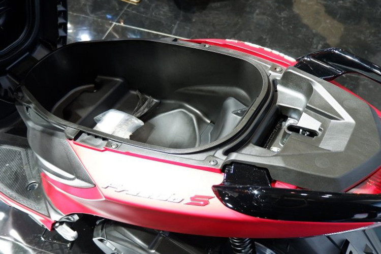 Bình xăng của xe có dung tích 4,2 lít và được bọc thép bảo vệ rất chắc chắn. Khoảng thoáng gầm xe ở mức 135mm, khá thoải mái. Yên xe có thiết kế dày dặn, hứa hẹn sẽ mang lại cảm giác ngồi êm ái và thoải mái cho người dùng. Cốp xe khá rộng, đủ đựng hai mũ bảo hiểm nửa đầu.