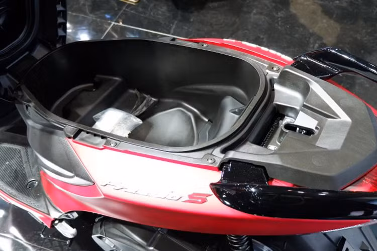 Bình xăng của xe có dung tích 4,2 lít và được bọc thép bảo vệ rất chắc chắn. Khoảng thoáng gầm xe ở mức 135mm, khá thoải mái. Yên xe có thiết kế dày dặn, hứa hẹn sẽ mang lại cảm giác ngồi êm ái và thoải mái cho người dùng. Cốp xe khá rộng, đủ đựng hai mũ bảo hiểm nửa đầu.