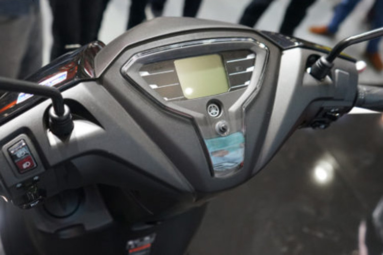 Đồng hồ của xe có thiết kế rất nhỏ gọn với màn hình LCD dạng vuông, đèn nền LED, hiển thị các thông tin như lượng xăng, vận tốc, hành trình và khả năng tiết kiệm nhiên liệu. Hai bên bố trí hệ thống đèn báo xinhan, Smart Key và ABS (ở bản S) và một số thông tin khác.