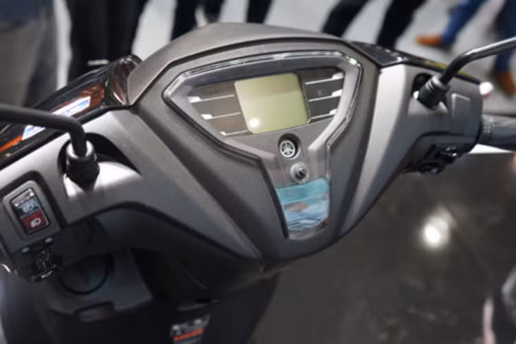 Đồng hồ của xe có thiết kế rất nhỏ gọn với màn hình LCD dạng vuông, đèn nền LED, hiển thị các thông tin như lượng xăng, vận tốc, hành trình và khả năng tiết kiệm nhiên liệu. Hai bên bố trí hệ thống đèn báo xinhan, Smart Key và ABS (ở bản S) và một số thông tin khác.