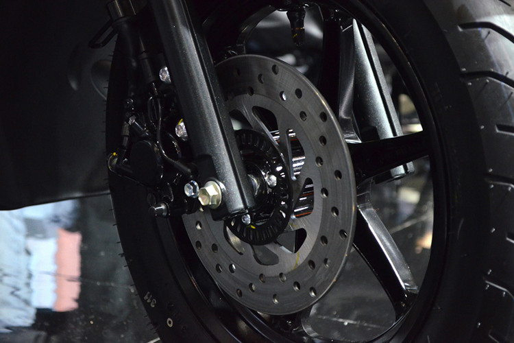 Hệ thống treo trước của xe là cặp phuộc ống lồng, đi kèm vành đúc 12 inch đa chấu đơn, với kích cỡ lốp trước là 100/90. Phanh trước của xe là loại phanh đĩa. Phiên bản S cao cấp sẽ được trang bị thêm hệ thống chống bó cứng phanh ABS.