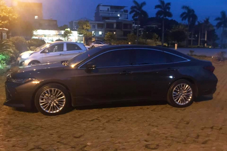 Tương tự như Camry và Prius thế hệ mới, mẫu xe sang Toyota Avalon 2019 mới cũng được phát triển dựa trên cơ sở gầm bệ TNGA mới nhất của hãng xe Nhật, giúp xe gia tăng được tính ổn định khi vận hành cũng như đem lại tầm nhìn thoáng đãng hơn cho người lái.