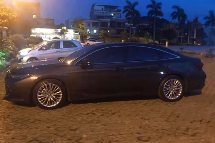 Tương tự như Camry và Prius thế hệ mới, mẫu xe sang Toyota Avalon 2019 mới cũng được phát triển dựa trên cơ sở gầm bệ TNGA mới nhất của hãng xe Nhật, giúp xe gia tăng được tính ổn định khi vận hành cũng như đem lại tầm nhìn thoáng đãng hơn cho người lái.