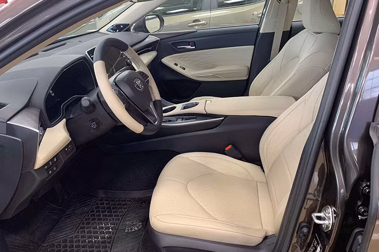 Bên trong xe xuất hiện những chi tiết được ốp gỗ thịt và nhôm, tạo cảm giác cao cấp. Những tính năng nội thất đáng chú ý của Avalon Limted 2019 bao gồm màn hình thông tin giải trí cảm ứng 9 inch, màn hình chỉnh điều hòa, hệ thống sạc điện thoại thông minh không dây Qi, 5 cổng USB, màn hình đa thông tin 7 inch trong bảng đồng hồ, màn hình hiển thị thông tin kính lái có màu 10 inch và hệ thống âm thanh JBL.