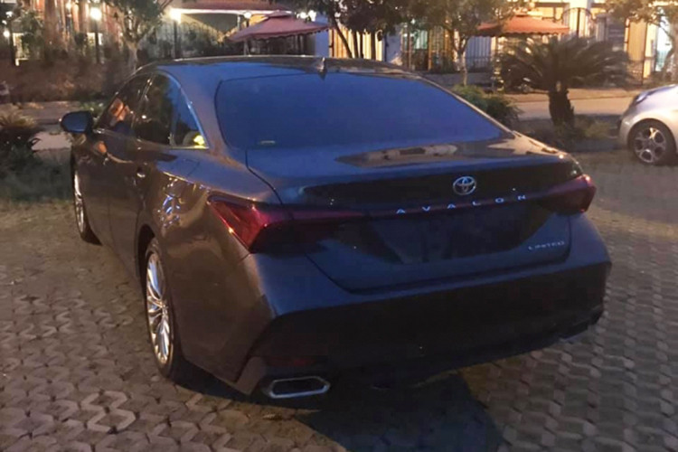 Là một mẫu sedan cỡ lớn, Toyota Avalon 2019 có kích thước tổng thể khá hoành tráng với chiều dài, rộng và cao lần lượt là 4.978 mm, 1.849 mm và 1.435 mm. Đồng thời, với chiều dài cơ sở đạt 2.870 mm, mẫu xe này mang đến không gian nội thất 5 chỗ ngồi cực rộng rãi và thoải mái. 