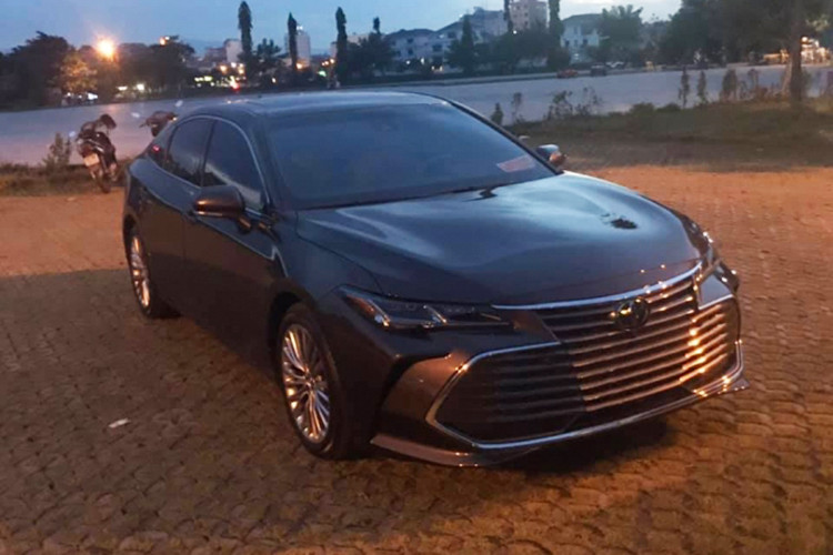 Theo hình ảnh chia sẻ lên mạng xã hội, Toyota Avalon 2019 mới đã chính thức lăn bánh tại Việt Nam. Mẫu sedan cỡ lớn này chưa có biển số và cũng không rõ được nhập khẩu về Việt Nam qua cơ sở tư nhân nào. Tuy nhiên, dựa vào thiết kế ngoại thất, có thể thấy chiếc Toyota Avalon 2019 mới về Việt Nam là xe nhập khẩu từ Mỹ và thuộc bản Limited.