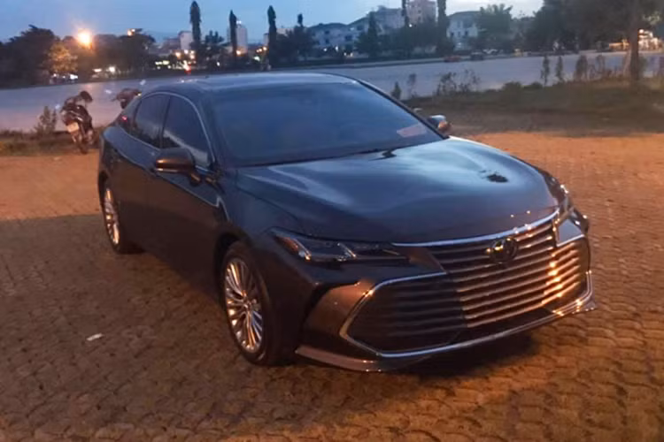 Theo hình ảnh chia sẻ lên mạng xã hội, Toyota Avalon 2019 mới đã chính thức lăn bánh tại Việt Nam. Mẫu sedan cỡ lớn này chưa có biển số và cũng không rõ được nhập khẩu về Việt Nam qua cơ sở tư nhân nào. Tuy nhiên, dựa vào thiết kế ngoại thất, có thể thấy chiếc Toyota Avalon 2019 mới về Việt Nam là xe nhập khẩu từ Mỹ và thuộc bản Limited.