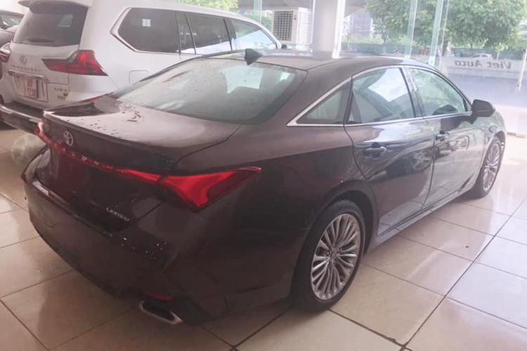 Về mặt tính năng an toàn, Toyota Avalon 2019 nổi bật với gói trang bị Toyota Safety Sense P (TSS-P) gồm tránh va chạm sớm, phát hiện người đi bộ, kiểm soát hành trình bằng radar, cảnh báo chệch làn đường với hỗ trợ đánh lái, đèn pha tự động, cảnh báo điểm mù hay cảnh báo phương tiện cắt ngang khi lùi.