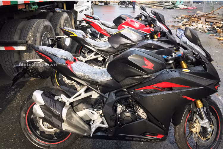 Tương tự những mẫu sportbike Honda khác, CBR250RR cũng sở hữu hệ thống phuộc sau Pro-Link với gắp nhôm và có thể điều chỉnh 5 cấp độ. Giống như các đối thủ, bánh sau của CBR250RR cũng sở hữu lốp kích thước 140/70/17. Hệ thống phanh sau là dạng đĩa đơn và cũng có ABS.