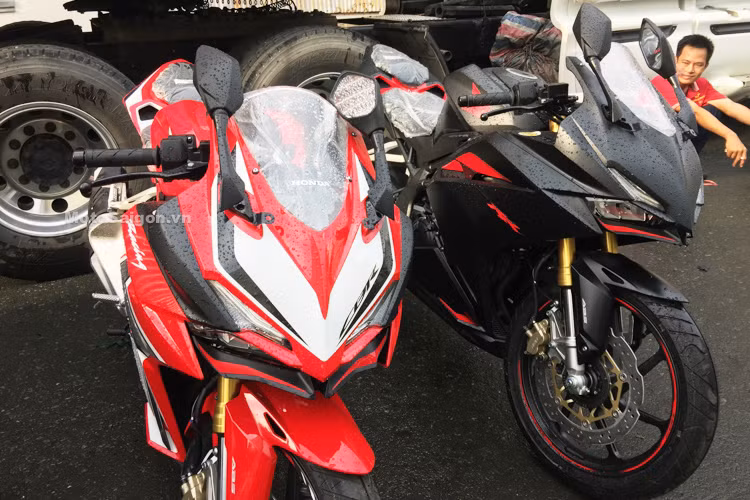 Ngôn ngữ thiết kế mới được Honda áp dụng lần đầu trên CBR150R thế hệ mới đã được tiếp tục ứng dụng trên mẫu CBR250RR này. Nổi bật ở phía trước mũi xe là cặp đèn pha nằm ẩn trong các hốc, phía trên là 2 đèn demi LED đầy ấn tượng. So với các đối thủ như Yamaha R25 hay Kawasaki Ninja 250, xe có ưu thế nổi bật hơn nhờ cặp phuộc USD ở phía trước.