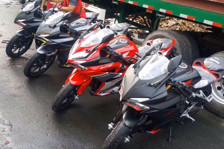 Mẫu xe môtô Honda CBR250RR 2017 vừa được một đại lý tư nhân ở TP HCM nhập về Việt Nam. CBR250RR thế hệ mới chính thức được ra mắt lần đầu tại Indonesia cách đây gần 1 năm. Đầu tháng 5 vừa qua, dòng xe này cũng chính thức xuất hiện tại Việt Nam trong gian hàng của Honda Việt Nam ở triển lãm môtô, xe máy 2017. 