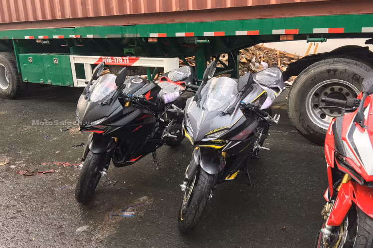 Trước đây, Honda cũng đã từng sản xuất CBR250RR với động cơ 4 xi-lanh trong 10 năm (1986-1996). Ở lần trở lại này, CBR250RR mới là một chiếc xe khác biệt hoàn toàn. Đúng như những dự đoán trước đó, xe sở hữu thiết kế thể thao và sắc nhọn, có thể thấy nó gần như không có sự thay đổi nào so với phiên bản concept được giới thiệu cách đây gần 1 năm.