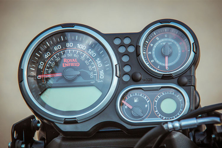 Thiết kế tay lái trên Royal Enfield Himalayan cao và rộng. Trong khi đó cụm đồng hồ chính là tổ hợp của 3 cụm đồng hồ với các tính năng hiển thị khác nhau. Đồng hồ lớn nhất hiện thị tốc độ của xe. Bên cạnh đó là đồng hồ hiển thị vòng tua. Và cuối cùng là cụm đồng hồ báo nhiên liệu.
