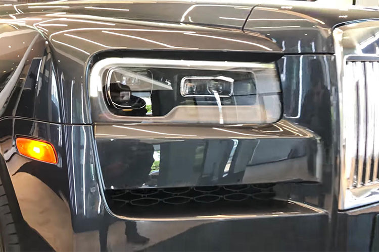 Rolls-Royce Cullinan 2019 được trang bị cụm đèn pha hình chữ nhật không hầm hố như loại trên Phantom 2018, nhưng được thiết kế theo phong cách vuông vắn hơn. Bên trên đèn pha, phần gờ của nắp capô không được thiết kế mượt mà, nhiều đường cong khiến nó thanh thoát và đẹp hơn hẳn những chiếc SUV khác.