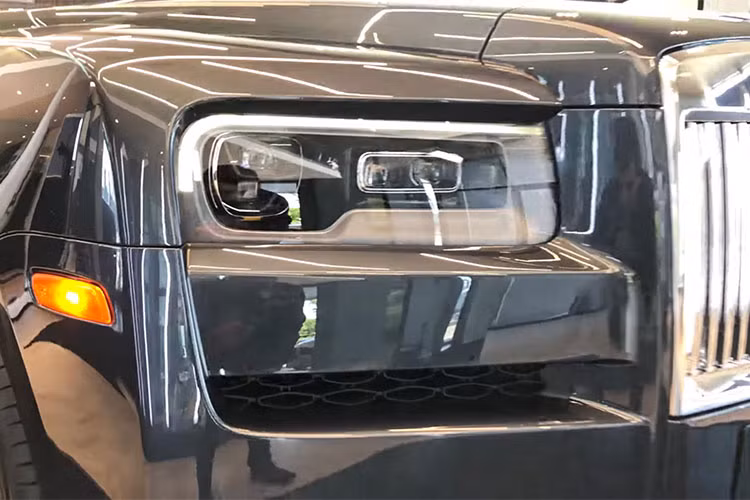 Rolls-Royce Cullinan 2019 được trang bị cụm đèn pha hình chữ nhật không hầm hố như loại trên Phantom 2018, nhưng được thiết kế theo phong cách vuông vắn hơn. Bên trên đèn pha, phần gờ của nắp capô không được thiết kế mượt mà, nhiều đường cong khiến nó thanh thoát và đẹp hơn hẳn những chiếc SUV khác.