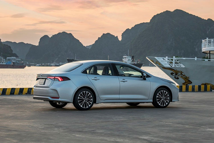 Cả 3 phiên bản Altis đều dùng hộp số tự động vô cấp CVT, cùng 2 chế độ lái Thông thường và Thể thao, riêng bản 1.8HEV có thêm chế độ EV chạy điện. Cùng với những thay đổi nhẹ, giá xe Toyota Corolla Altis 2023 niêm yết phiên bản nâng cấp cũng được điều chỉnh nhẹ.